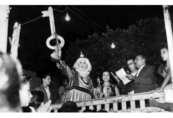 Entrega da chave da cidade ao Rei Momo, Armando Turci. Na mesma foto a Rainha do Carnaval., Aparecida Briguenti. No palco o então prefeito de Adamantina Antônio Cescon e o radialista Newton Barreto.