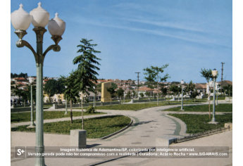 Imagem historica de Adamantina/SP, colorizada por inteligencia artificial. A versao gerada pode nao ter compromisso com a realidade.