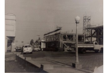 Início da verticalização da cidade, na década de 60, com a construção dos edifícios que depois se tornaram o Paço Municipal - à esquerda - e o Residencial Dom Bosco - à direita (Fotos: Arquivo Histórico Municipal).