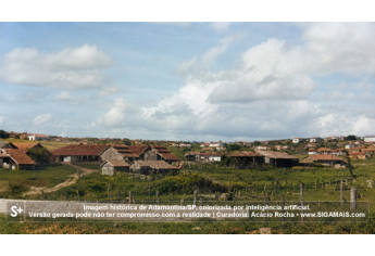 Imagem historica de Adamantina/SP, colorizada por inteligencia artificial. A versao gerada pode nao ter compromisso com a realidade.