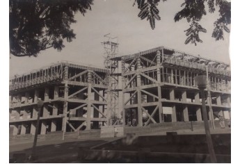 Início da verticalização da cidade, na década de 60, com a construção dos edifícios que depois se tornaram o Paço Municipal - à esquerda - e o Residencial Dom Bosco - à direita (Fotos: Arquivo Histórico Municipal).