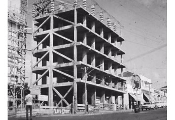 Início da verticalização da cidade, na década de 60, com a construção dos edifícios que depois se tornaram o Paço Municipal - à esquerda - e o Residencial Dom Bosco - à direita (Fotos: Arquivo Histórico Municipal).