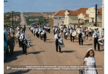 Imagem historica de Adamantina/SP, colorizada por inteligencia artificial. A versao gerada pode nao ter compromisso com a realidade.