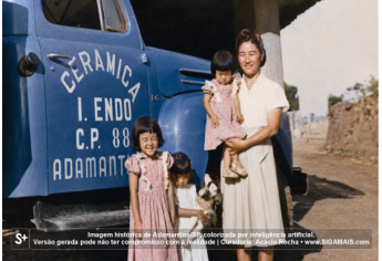 Imagem historica de Adamantina/SP, colorizada por inteligencia artificial. A versao gerada pode nao ter compromisso com a realidade.
