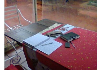 Mesa de estudos, na pensão, em Asuncion  (Foto: Arquivo Pessoal).