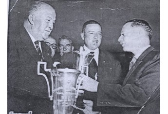 Então prefeito Antonio Goulart Marmo recebendo do Ministro da Aeronáutica o Troféu da III Regata Aérea Pan-Americana (Reprodução: Livro Jubileu de Ouro de Adamantina/Cândido Jorge de Lima).