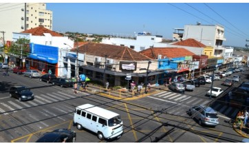 Uma das principais esquinas de Adamantina, cruzamento da Avenida Rio Branco com a Rua Deputado Salles Filho (Arquivo).