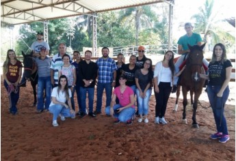 Treinamento foi realizado no Centro de Equoterapia da Apae de Adamantina, onde acontecerão as atividades de reabilitação (Foto: Cedida).