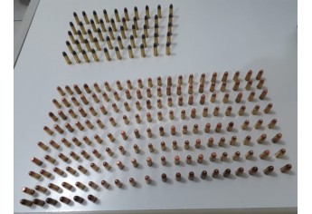 Total de 216 munições foram apreendidas com passageiro de ônibus (Foto: Cedida/PM Rodoviária).