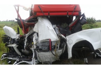 Choque entre entre S10 e caminhão matou motorista do veículo menor, de 25 anos (Foto: Cedida/Silvio Duarte/Reprodução G1).
