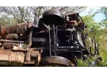 Caminhão capotou na pista, com o acidente (Imagem: Reprodução/Vídeo/Site Jorge Zanoni).