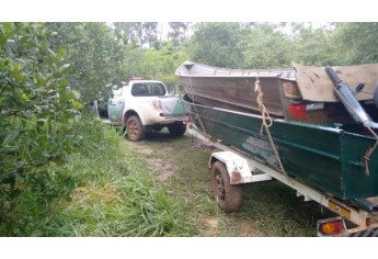 Operação Piracema, da Polícia Militar Ambiental, aconteceu no Salto Botelho, em Lucélia. Foram apreendidos barco, materiais de pesca pescador foi autuado por pesca proibida (Foto: Cedida/Polícia Ambiental).