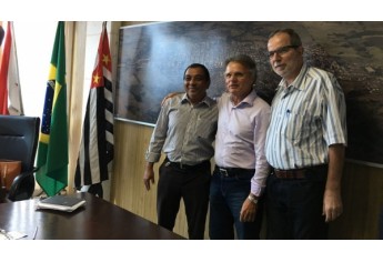 Deputado Vanderlei Macris é recebido em Adamantina, no gabinete do prefeito (Foto: Da Assessoria).