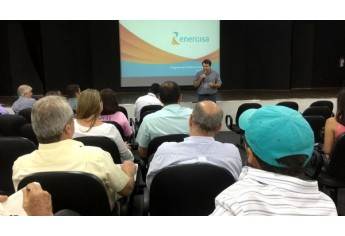 Gerente de serviços comerciais da Energisa Sul-Sudeste, Dalessandro Luis Mafei, abriu o encontro e destacou investimentos da concessionária, em Adamantina (Foto: Siga Mais).