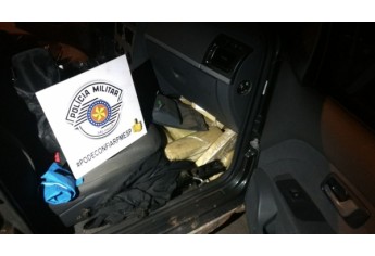 Mais de 800 quilos de maconha eram transportados no interior de veículo (Foto: Cedida/Polícia Militar Rodoviária).