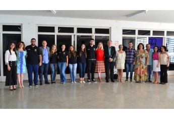 Docentes, colaboradores e membros do Centro Acadêmico ?Dr. César Marinho? na manhã do Workshop (Foto: Priscila Caldeira).