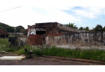 Casa abandonada, que foi incendiada, era usada por moradores de rua (Foto: Corpo de Bombeiros de Osvaldo Cruz / Cedida).