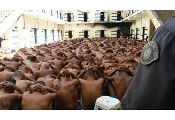 Presos sob vigilância, após fim da rebelião (Reprodução: Blog Fábio Jabá).