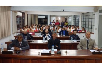 Votação pôs fim à gratificação concedida na área da educação em Lucélia. Houve embate entre funcionários da educação e funcionários das demais áreas da Prefeitura (Foto: Redes Sociais).