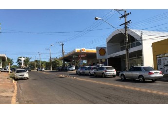 Motoristas fazem filas para abastecer veículos em Adamantina. (Foto: Maikon Moraes/Siga Mais).