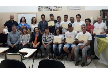 Entrega de certificados para alunos do curso de assentador de pisos e azulejos (Da Assessoria)