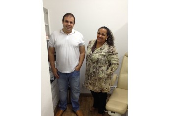 Podólogo Reinaldo Santos Ferrari e a professora, manicure e pedicure Luciana Azevedo, que ministra curso no Fundo Social de Adamantina (Acervo Pessoal).