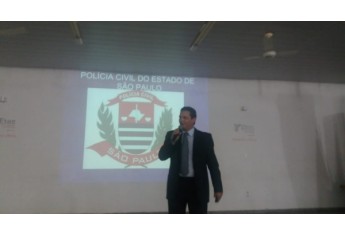 Delegado Ricardo Dourado dos Santos leva palestra sobre drogas a estudantes de escola pública (Foto: Cedida/Polícia Civil).