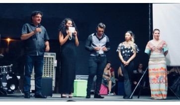 O empresário Márcio Barreto apresenta a equipe de professores da Escola de Teatro Castelo de Mareto, em Adamantina (Divulgação).