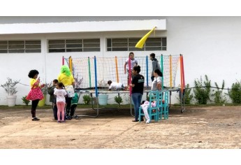 Iniciada visitação à unidade móvel de nanotecnologia, que está em Adamantina nesta quinta e sexta (Foto: Lucas Bonora).