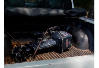 Novo flagrante de pesca irregular nas proximidades da cachoeira do Salto Botelho, em Lucélia, resultou na apreensão de embarcação e motor de popa (Foto: Cedida/PM Ambiental).