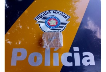 Mais de meio quilo de cocaína estavam na bagagem da passageira, uma vendedora de 22 anos (Foto: Cedida/PM Rodoviária).