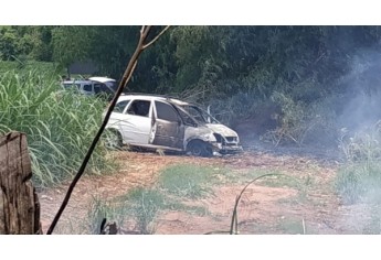 Carro ficou destruído pelo incêndio, na Rodovia Comandante João Ribeiro de Barros, em Dracena (Reprodução/Site Jorge Zanon).
