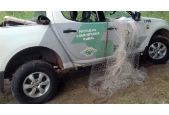 Tarrafa usada na pesca de arrasto no Rio Aguapeí, apreendida pela Polícia Militar Ambiental (Foto: Cedida/PM Ambiental).