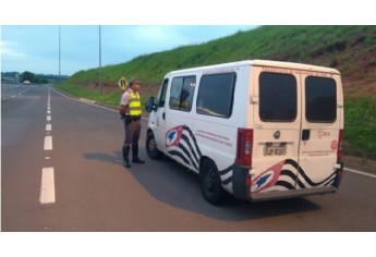 Fiscalização da PM Rodoviária em ambulâncias e outros veículos de transporte de pacientes (Foto: Cedida/PM Rodoviária).