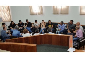 Reunião entre representantes dos estudantes e autoridades municipais, realizada na Câmara Municipal  (Foto: Maikon Moraes/Siga Mais).