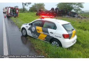 Por motivos a apurar, caminhão saiu da pista e tombou na Rodovia Comandante João Ribeiro de Barros  (Foto: João Mário Trentini/Reprodução Bastos Já).