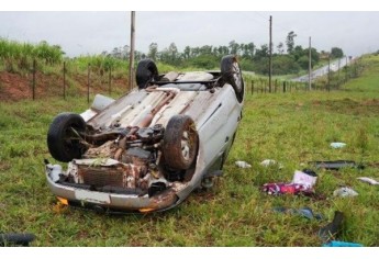 Automóvel Gol, com placas de Pacaembu, envolvido no acidente, tinha uma passageira (Foto: Diego Fernandes Silva/Folha Regional).