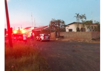 Bombeiros de Adamantina atuaram no socorro às vítimas e contenção das chamas. Uma idosa de 87 anos morreu carbonizada e seu marido, de 76 anos, ficou ferido (Foto: Reprodução/Folha Regional Adamantina).