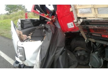 Choque entre entre S10 e caminhão matou motorista do veículo menor, de 25 anos (Foto: Cedida/Silvio Duarte/Reprodução G1).