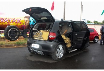 Carro estava lotado com drogas e teve problema no eixo, ao entrar em Osvaldo Cruz, quando duas pessoas foram presas por tráfico de drogas (Foto: Cristiano Nascimento - OCNews).