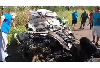 Fiat Strada ficou totalmente destruída, matando o condutor (Imagem: Reprodução/Vídeo/Site Jorge Zanoni).