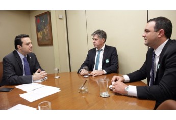 Prefeito Márcio Cardim, vereador Eder Ruete e o deputado federal Evandro Gussi, do PV (Foto: Da Assessoria).