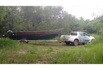 Operação Piracema, da Polícia Militar Ambiental, aconteceu no Salto Botelho, em Lucélia. Foram apreendidos barco, materiais de pesca pescador foi autuado por pesca proibida (Foto: Cedida/Polícia Ambiental).