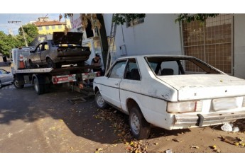 Veículos abandonados em via pública começaram a ser removidos pela Prefeitura (Foto: Cedida).