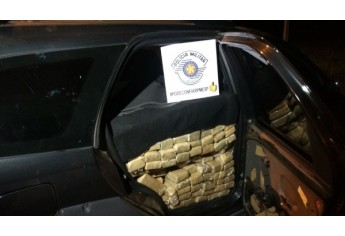 Mais de 800 quilos de maconha eram transportados no interior de veículo (Foto: Cedida/Polícia Militar Rodoviária).