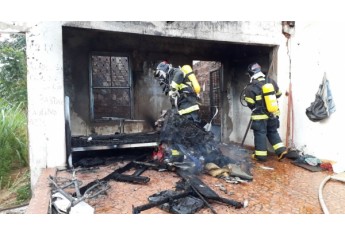 Casa abandonada, que foi incendiada, era usada por moradores de rua (Foto: Corpo de Bombeiros de Osvaldo Cruz / Cedida).