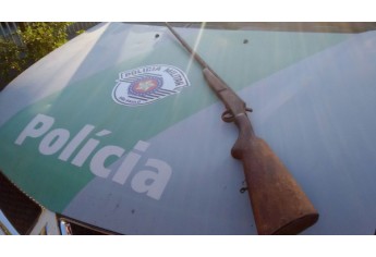 Espingarda foi apreendida pela Polícia Militar Ambiental (Foto: Cedida/Polícia Ambiental).