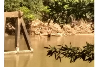 Flagrante da Polícia Ambiental foi no Rio Aguapeí, altura da ponte da divina Adamantina/Valparaíso (Foto: Cedida/Policia Ambiental).