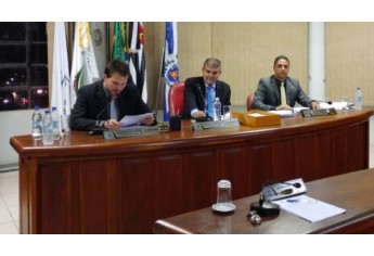 Votação pôs fim à gratificação concedida na área da educação em Lucélia. Houve embate entre funcionários da educação e funcionários das demais áreas da Prefeitura (Fotos: Redes Sociais).