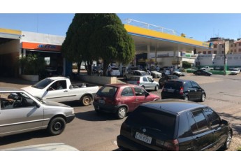 Motoristas fazem filas para abastecer veículos em Adamantina. (Foto: Maikon Moraes/Siga Mais).